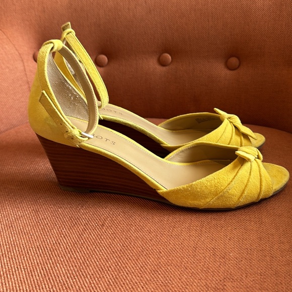 Talbots yellow suede wedge heel with ankle strap sandal, size 10 M - Picture 5 of 9